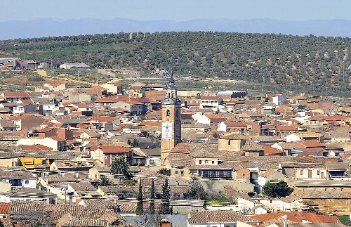 Panoramic view of Los Navalmorales with church and houses in the foreground.