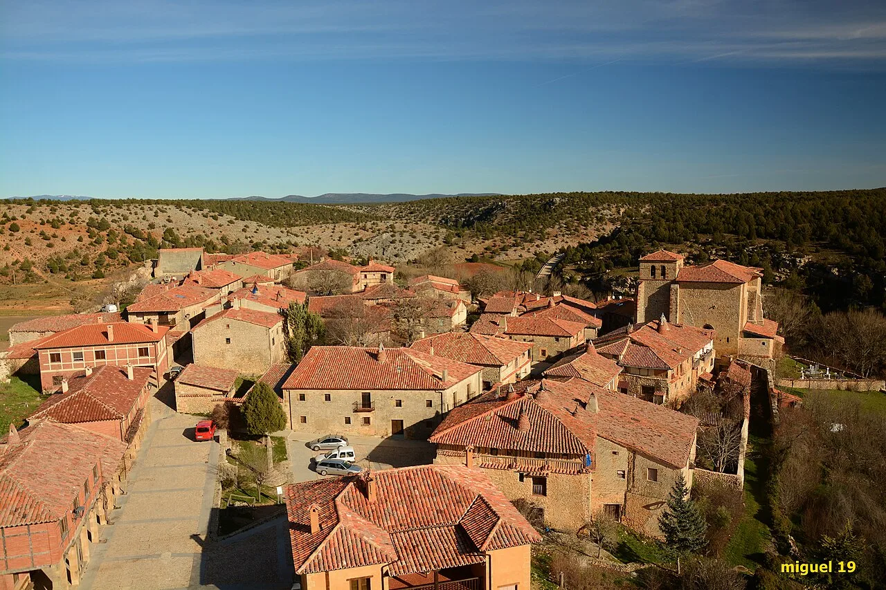 Steinhäuser und rote Ziegeldächer in Calatañazor, Soria.