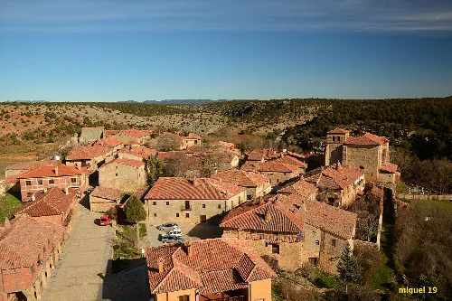 Steinhäuser und rote Ziegeldächer in Calatañazor, Soria.