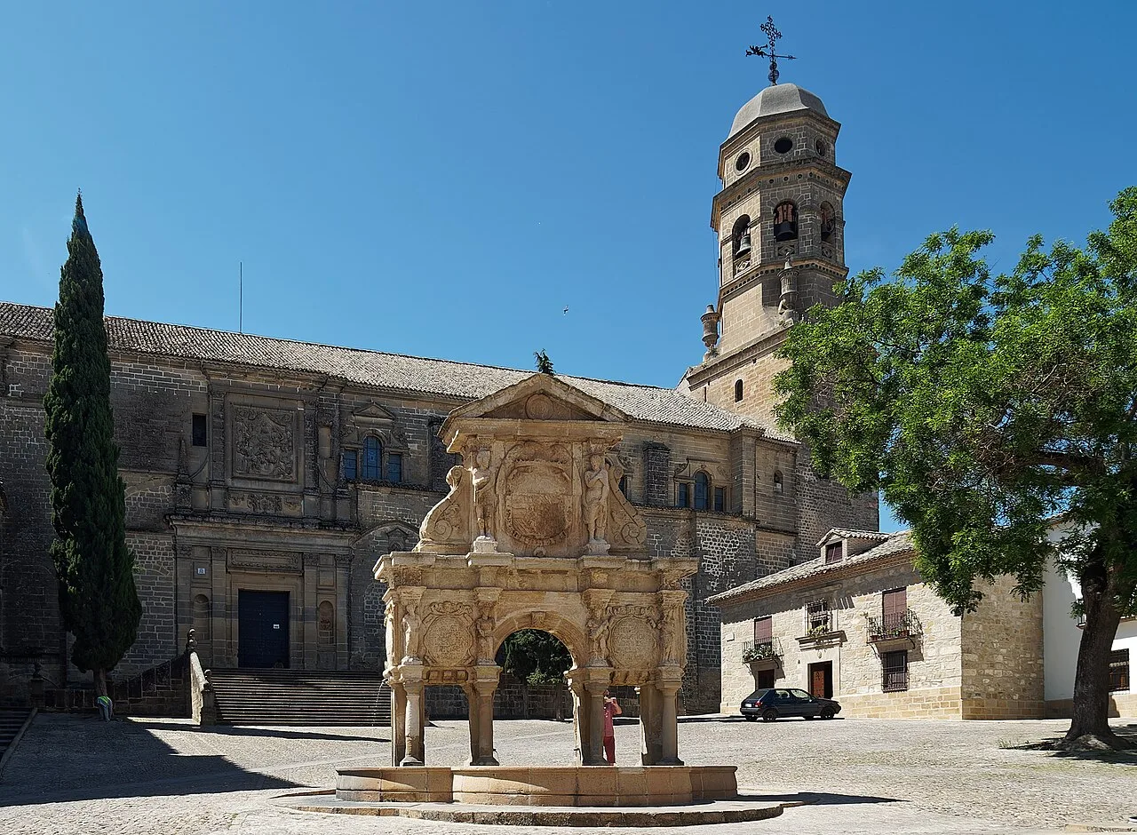 Catedral en Baeza con torre y fuente en la plaza de María.