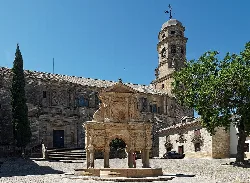 Catedral en Baeza con torre y fuente en la plaza de María.