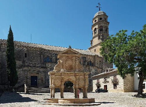 Kathedrale in Baeza mit Turm und Brunnen auf dem Marienplatz.