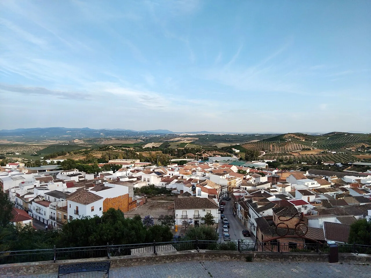 Panoramic view of Montemayor and the countryside from a viewpoint.