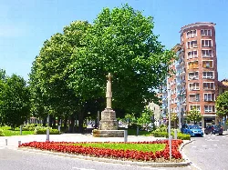 Fuente y árboles grandes en Parque Zelaieta, Amorebieta-Echano.