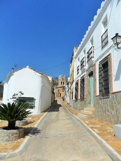Ayuntamiento y calle hacia la iglesia parroquial