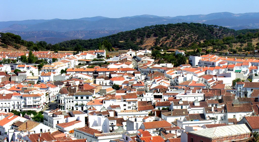 Vista aérea de casas blancas y tejados rojos en Aracena, Huelva.
