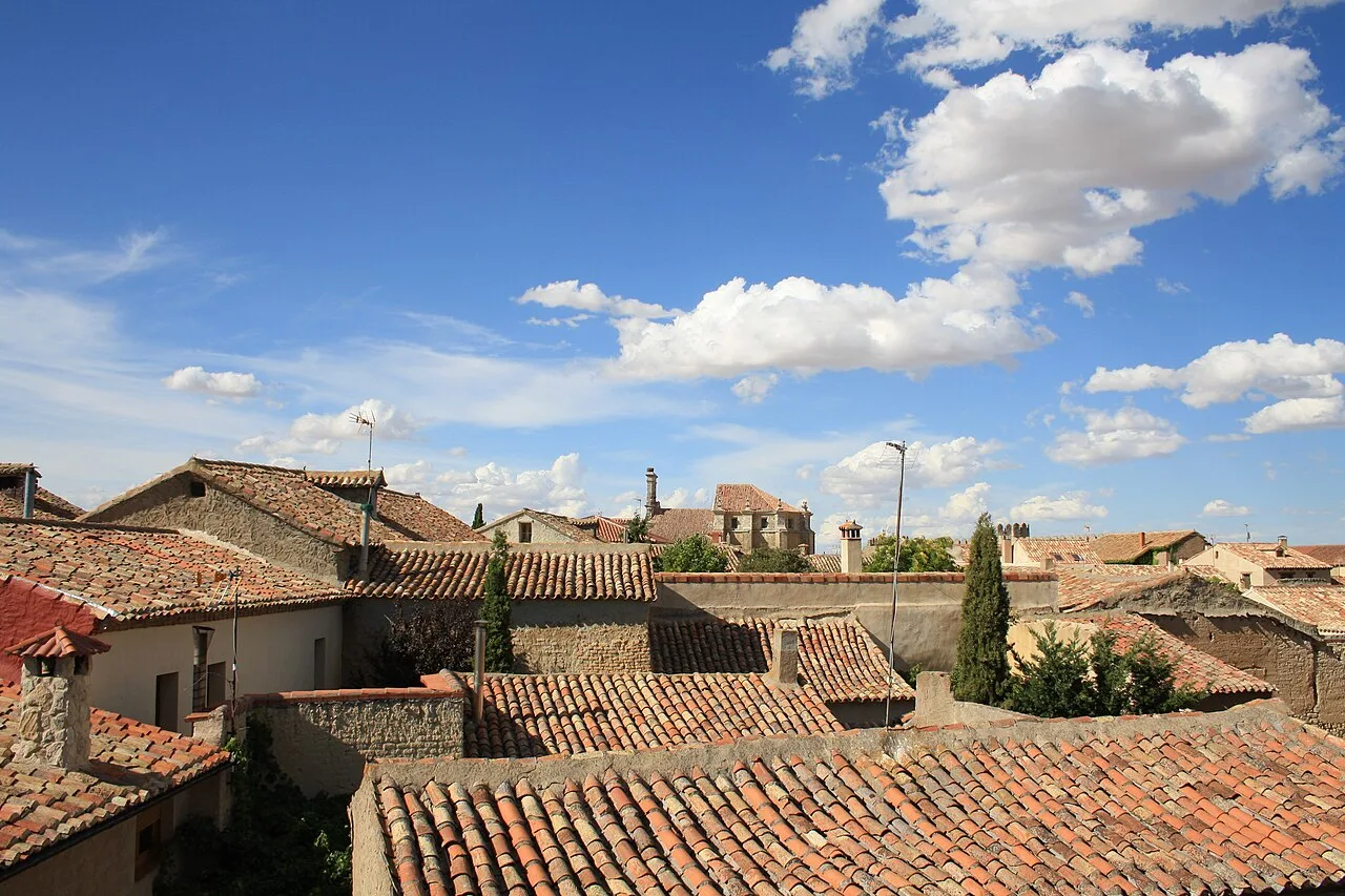 Dächer von Urueña mit blauem Himmel und Wolken.