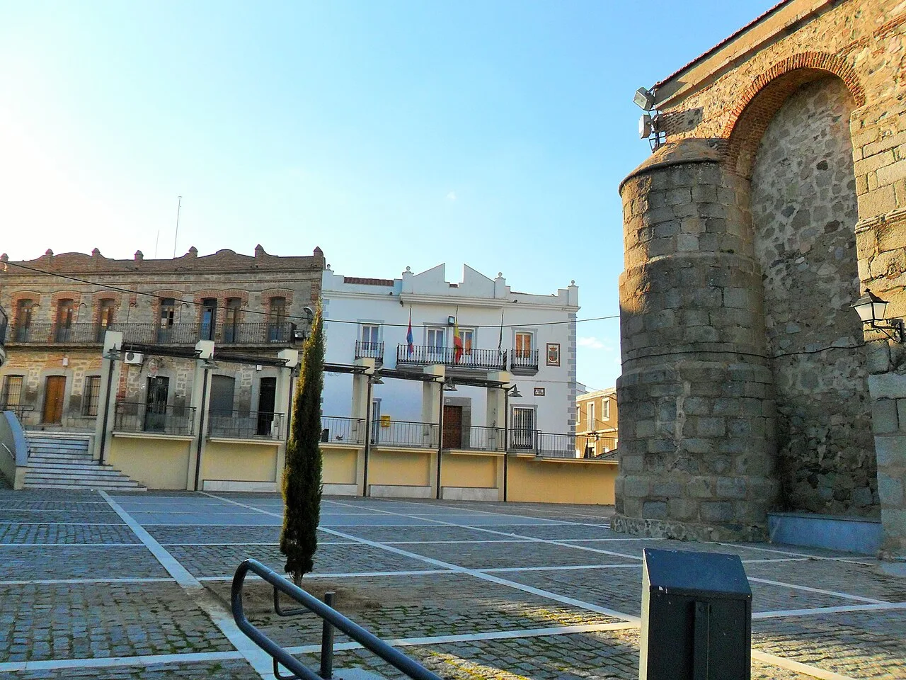 Platz mit Gebäuden und einer Kirche in Malpartida de la Serena.