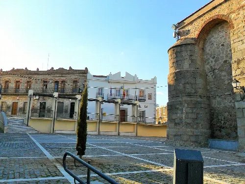 Platz mit Gebäuden und einer Kirche in Malpartida de la Serena.