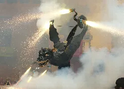 Escultura de un dragón antiguo con fuego y humo en una celebración.