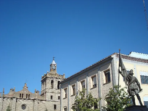 Kirche und Uhrturm in Villanueva de la Serena mit blauem Himmel.