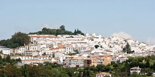 Panoramische Ansicht von Prado del Rey mit weißen Häusern auf einem Hügel.