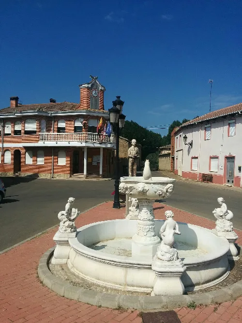 Plaza en Cebrones del Río con monumento al poeta José Mayo, nacido en la misma localidad.