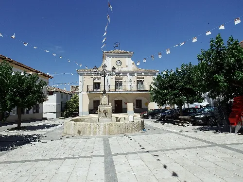 Barajas de Melo. Plaza del pueblo.
