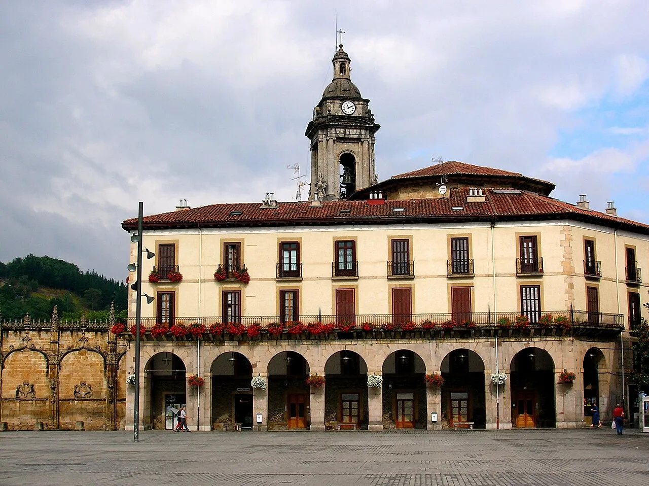 Square with historic building and clock tower in Oñate, Guipúzcoa.