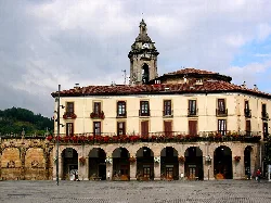 Square with historic building and clock tower in Oñate, Guipúzcoa.