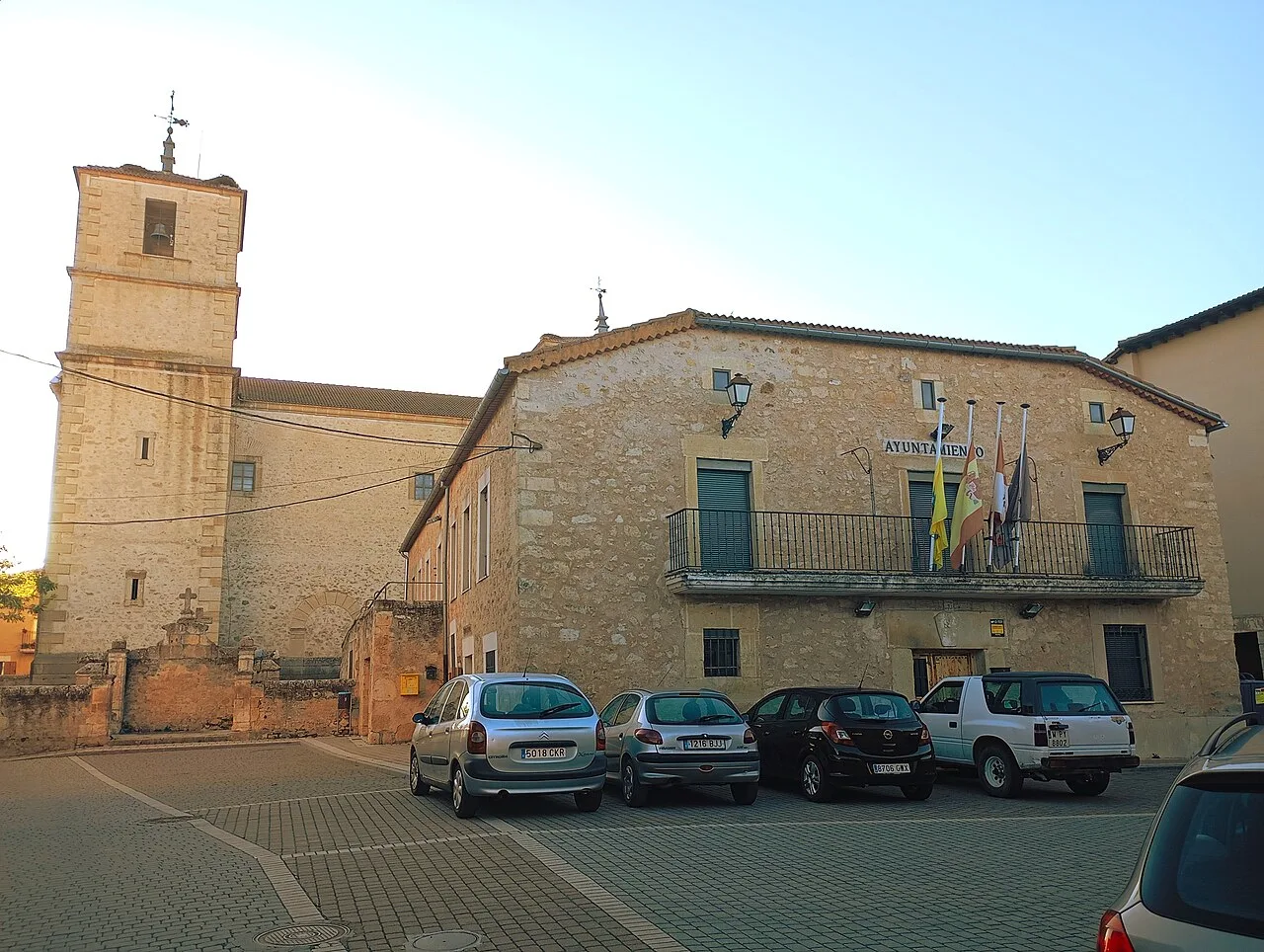 Platz mit Kirche und Rathaus in Prádena.