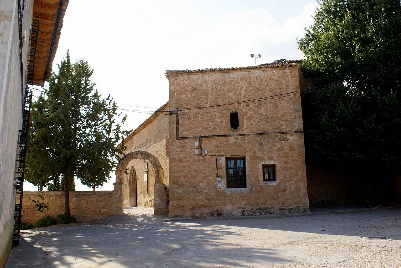 Steinkirche mit Bogen und kleinen Fenstern in Albendea, Cuenca.