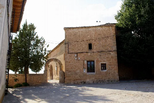 Steinkirche mit Bogen und kleinen Fenstern in Albendea, Cuenca.
