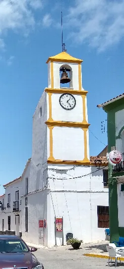 Uhrturm mit Glocke und Uhr in El Real de la Jara, Sevilla.