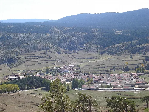 Panoramablick auf Guadalaviar und die Dehesa im Vordergrund.