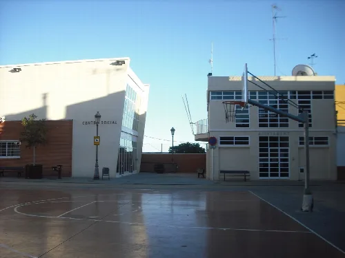 Rathausplatz von Emperador mit Gebäuden und Basketballfeld.