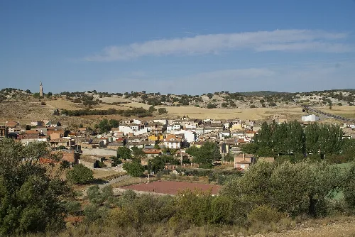 Häuser und Grünflächen in La Frontera, Cuenca.