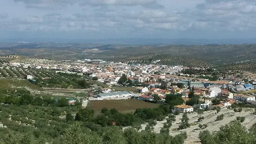 Blick auf Fuerte del Rey mit Häusern und ländlichen Feldern.