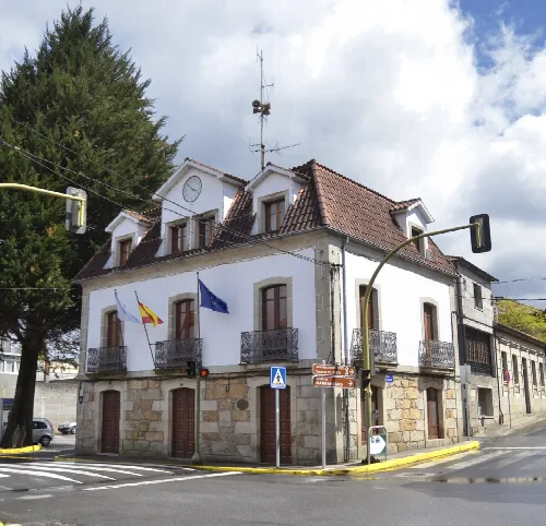 Rathaus von Moraña mit Flaggen an der Fassade und Balkonen bei den Fenstern.