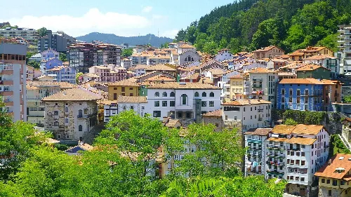 Blick auf Häuser und Berge in Mutriku, Guipúzcoa.