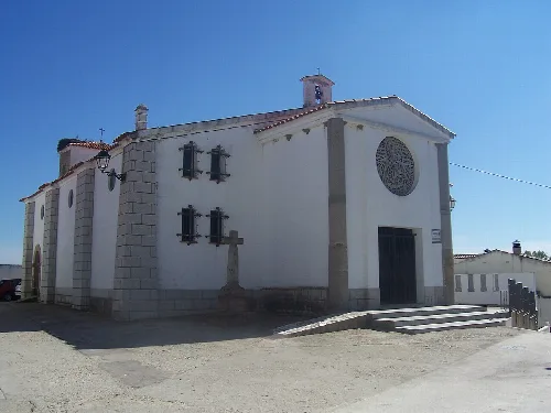 Weiße Kirche mit Rosettenfenster und Tür in Carcaboso, Cáceres.