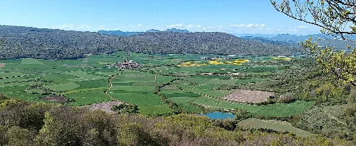 Landschaft des Tals mit Feldern und entfernten Bergen.