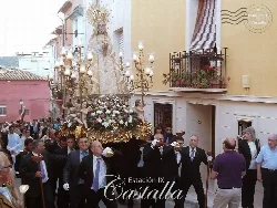 Procesión con imagen de la Virgen en la calle del centro histórico de Castalla.