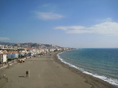 Blick auf Strand, Meer und Promenade in Rincón de la Victoria.