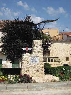 Escultura de un avión en lo alto de una piedra en Coruña del Conde.