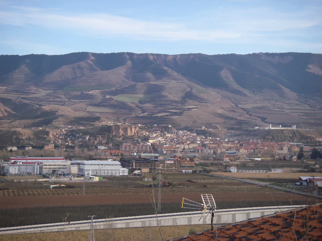 Panoramic view of Albelda de Iregua with mountains and fields in La Rioja.