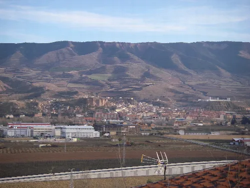 Panoramischer Blick auf Albelda de Iregua mit Bergen und Feldern in La Rioja.