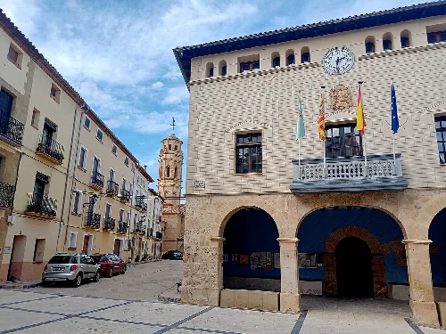 Platz mit Rathaus, Kirche und Autos in Torrevelilla.