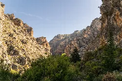 Aussicht auf das Tal des Flusses Dúrcal mit Bergen und Vegetation.