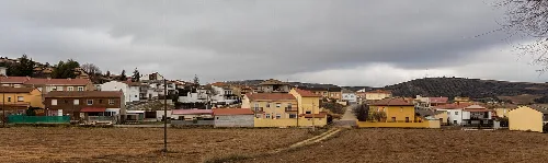 Landschaft mit Häusern und grauem Himmel in Espinosa de Henares.