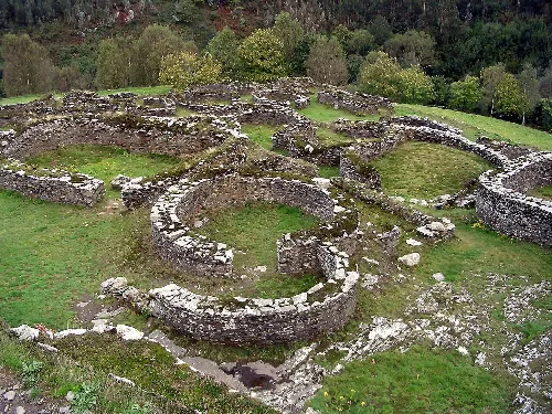 Restos de una aldea celta con muros de piedra en Coaña, Asturias.