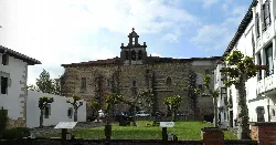 Convento de Santa Ana, una iglesia de piedra con campanario en Villasana de Mena.