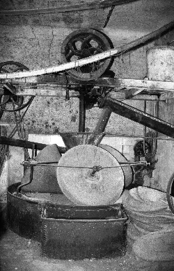 Molinos de piedra en una fábrica antigua de aceites en Tribaldos.
