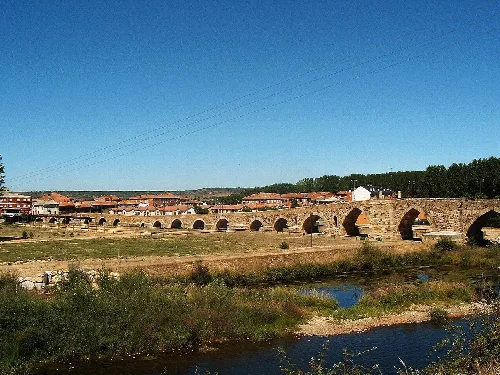 Vista de Hospital de Órbigo (León, España) con el puente del Paso Honroso en primer término.