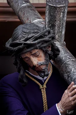 Statue von Jesus mit Dornenkrone und Kreuz in der Kirche.