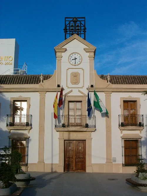 Rathaus mit Uhr und Flaggen in Burguillos, Sevilla.