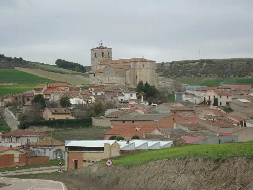 Vista de Velliza con iglesia y casas desde la carretera.