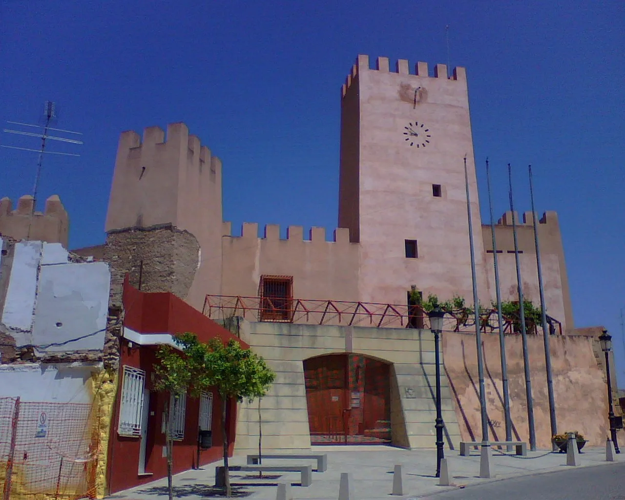 Torre y murallas del castillo en Bétera, con cielo azul.