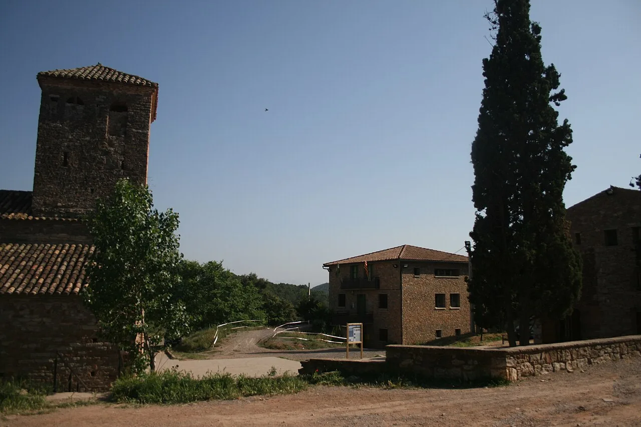 Ajuntament de Castellnou de Bages (de costat, l'església)
