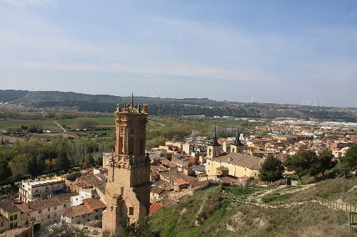 Vista de la torre de la iglesia y el pueblo de Peralta desde la Atalaya.